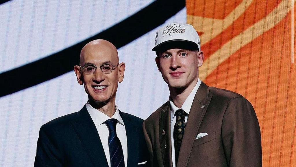 Kasparas Jakucionis amb el comissionat en cap de l'NBA, Adam Silver, al draft 2025