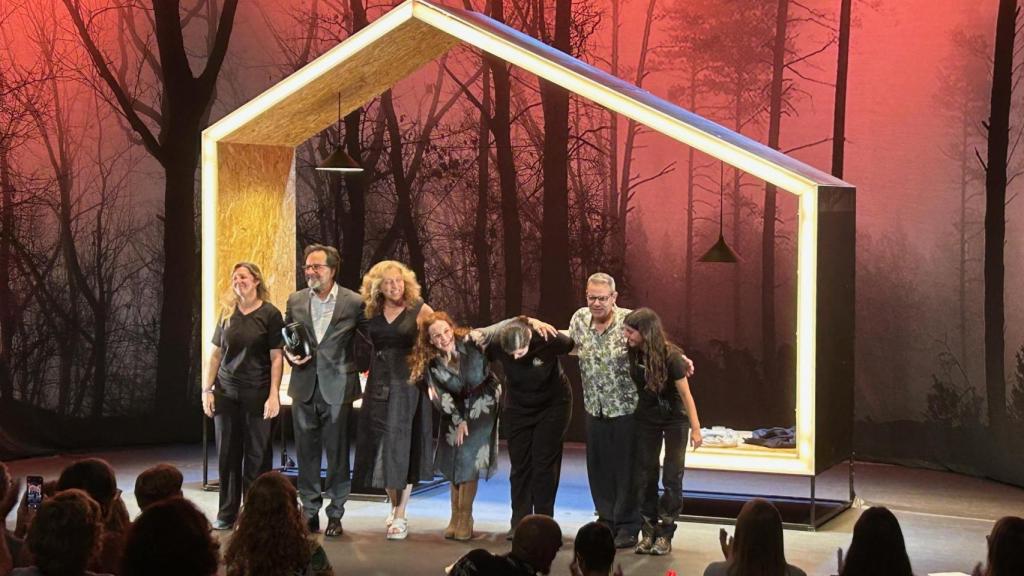 Aplausos a todo el equipo de 'Clavells', con Emma Riverola en el centro