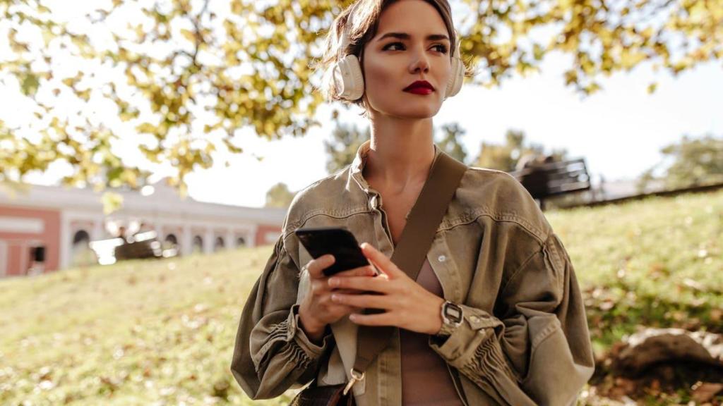Mujer escucha música con unos cascos