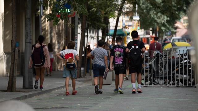 Varios niños caminan a la salida del colegio en Barcelona, en una imagen de archivo