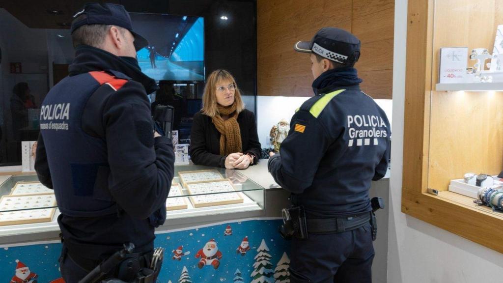 Un agente de los Mossos d'Esquadra y uno de la Policía Local de Granollers, durante la última edición de la campaña 'Comerç Segur'