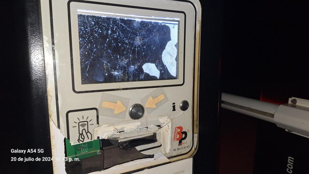 Dispensador de tickets del Port Natura, vandalizado por una protesta de la CUP