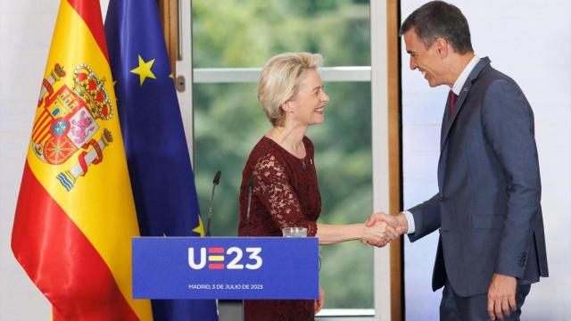 La presidenta de la Comisión Europea, Ursula von der Leyen, saluda al presidente del Gobierno, Pedro Sánchez / EP