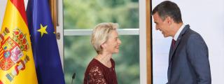 La presidenta de la Comisión Europea, Ursula von der Leyen, saluda al presidente del Gobierno, Pedro Sánchez / EP