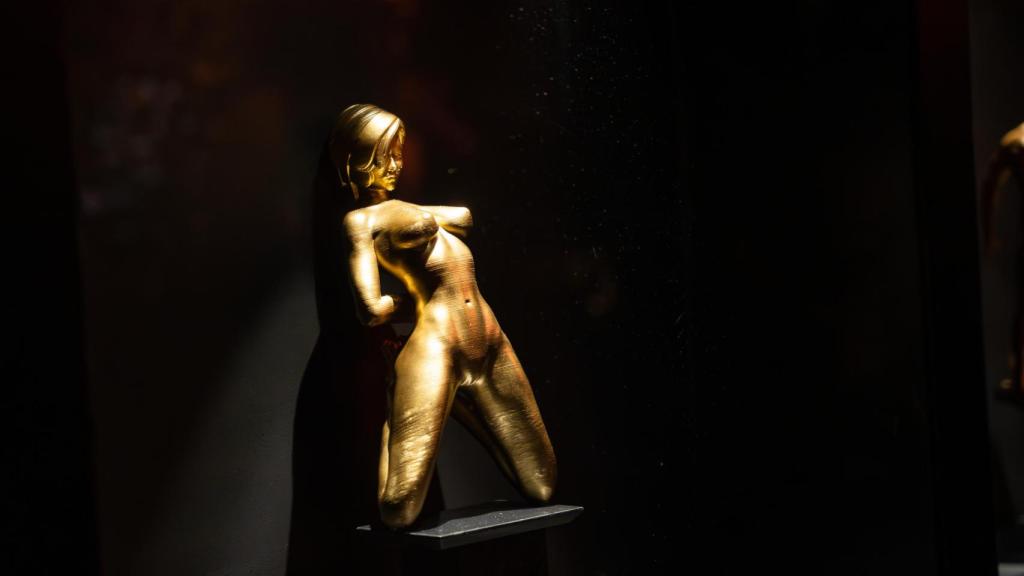 Estatua de una mujer desnuda en Imperial Meeting Point