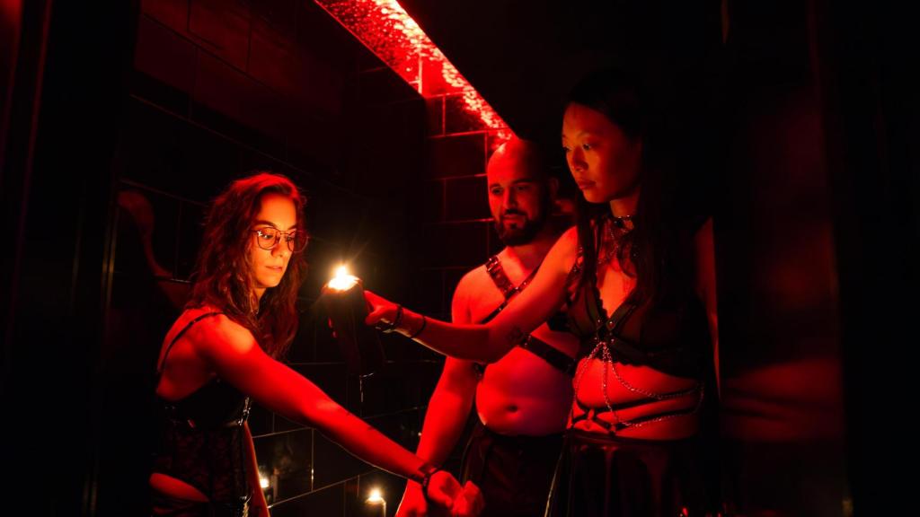 Sesión de tortura con cera en Kitty