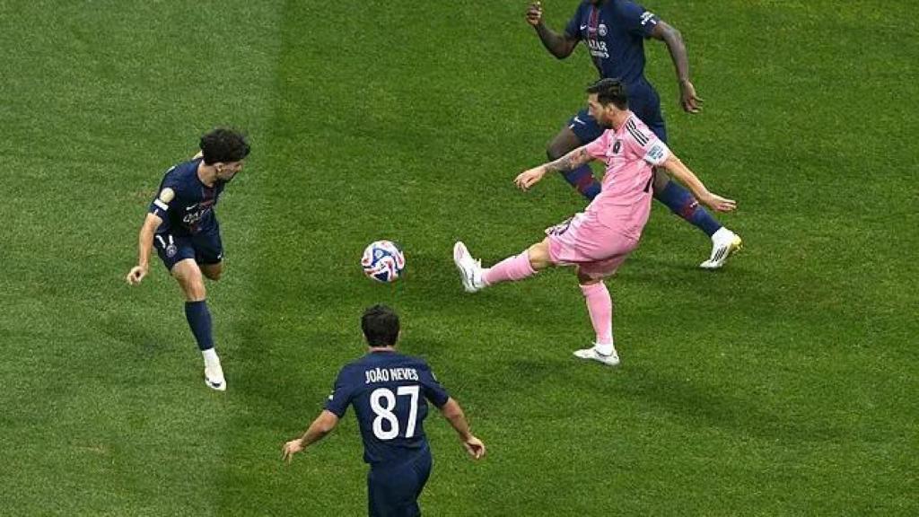 Messi, rodeado por varios futbolistas del PSG