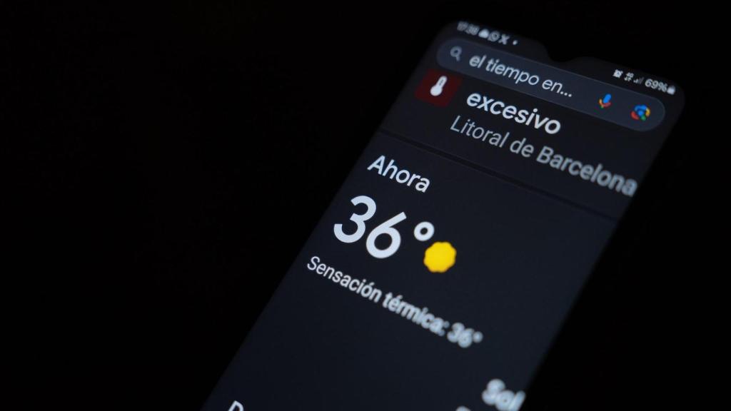 Aviso de calor en un dispositivo móvil en Barcelona, Cataluña (España)