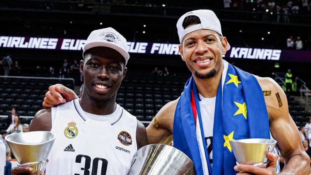 Eli Ndiaye y Tavares celebrando la conquista de la Euroliga en 2023
