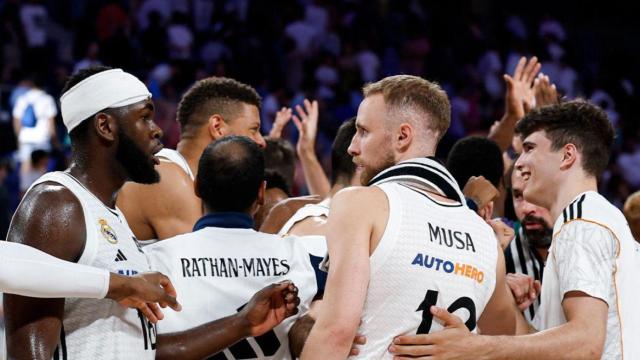 El Real Madrid de basket en una piña al final de un partido