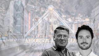Manel Torras y su hijo Marc, ante una imagen de Andorra