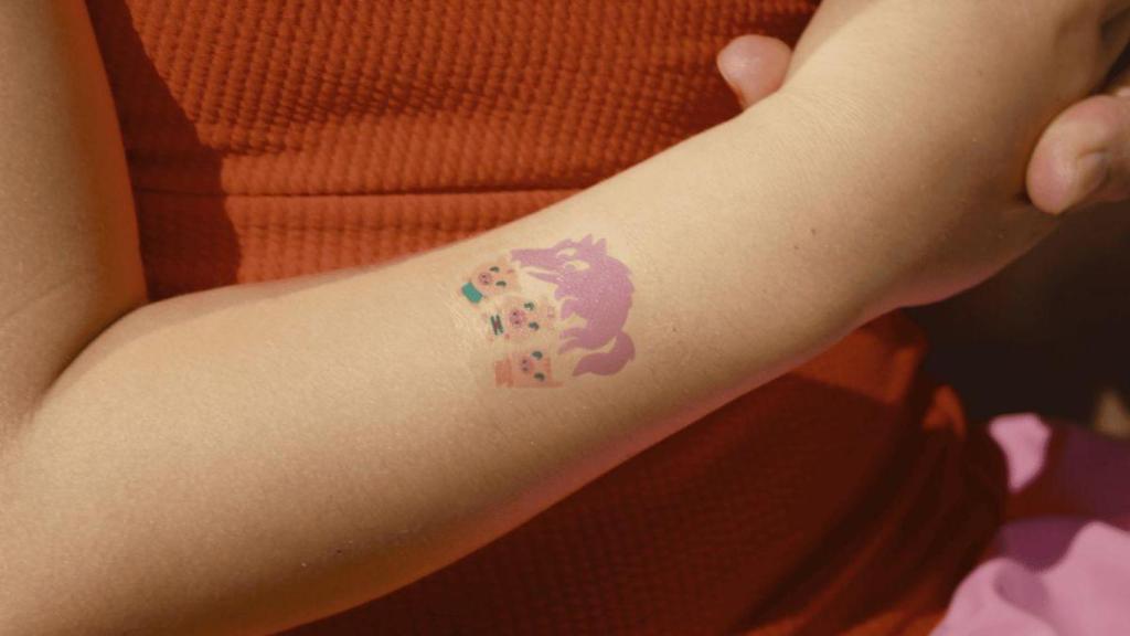Tatuaje temporal impreso con tintas fotosensibles para concienciar a los más pequeños, de la marca ISDIN