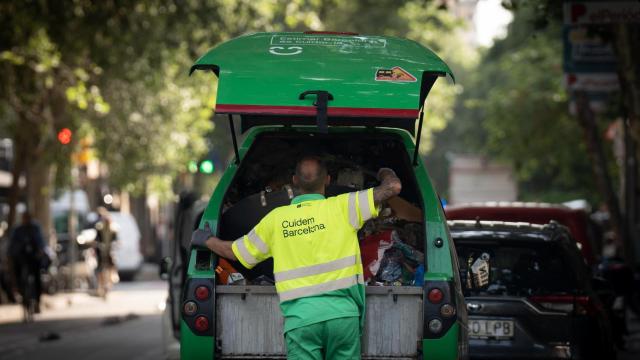 Un trabajador de recogida de basuras, en Barcelona