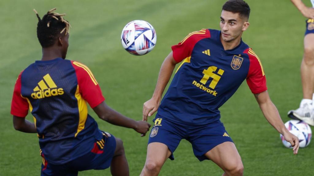 Ferran Torres, durante un entrenamiento con Nico Williams en la selección española