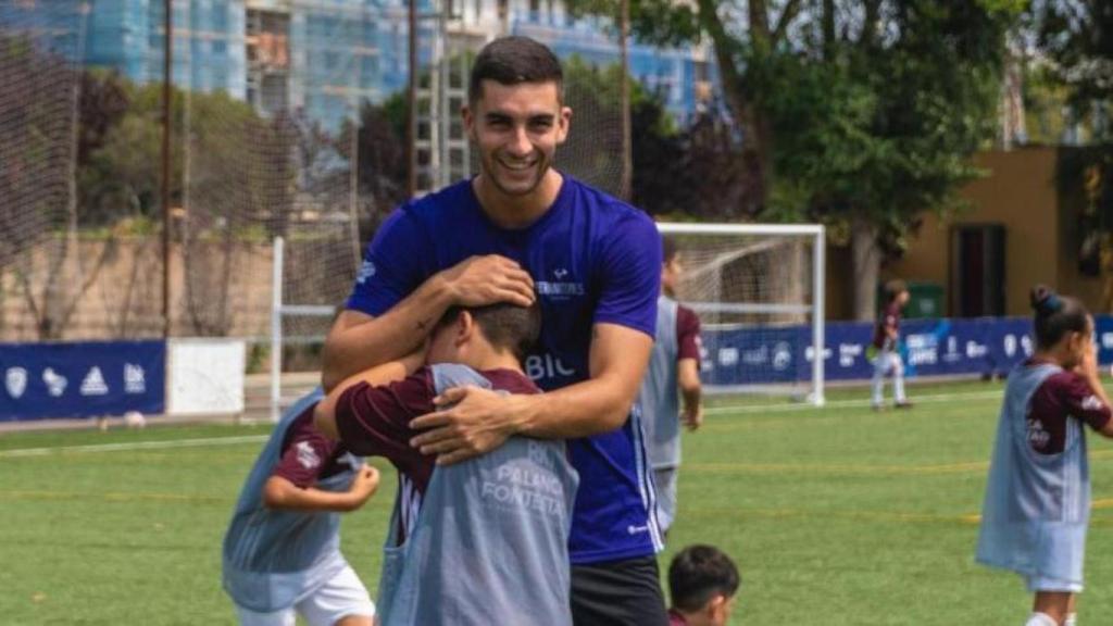 Ferran Torres abraza a varios niños que formaron parte de su campus en Foios