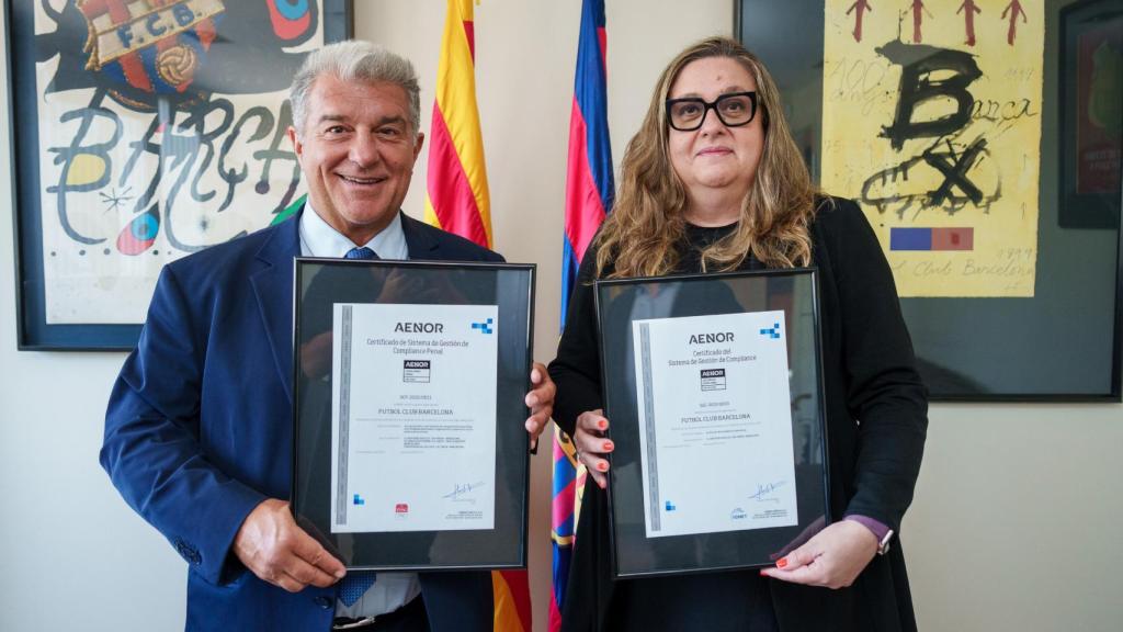 Joan Laporta y Elena Fort sostienen las certificaciones sobre el trabajo del Barça en el área de 'compliance'