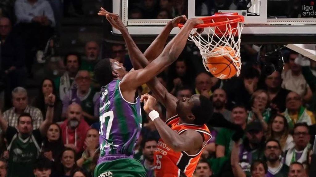 Yankuba Sima realizando un mate con el Unicaja de Málaga