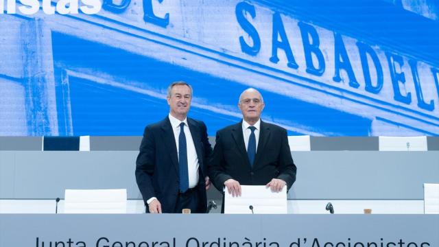 El presidente del Sabadell, Josep Oliu (dcha.), y el consejero delegado, César González-Bueno, con la histórica sede del banco de fondo, durante la junta general de accionistas de 2025 / EP
