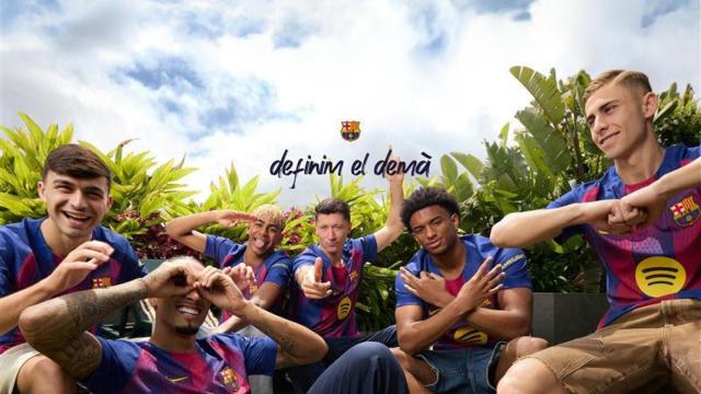 Anuncio de la nueva camiseta del Barça con varios futbolistas del primer equipo masculino