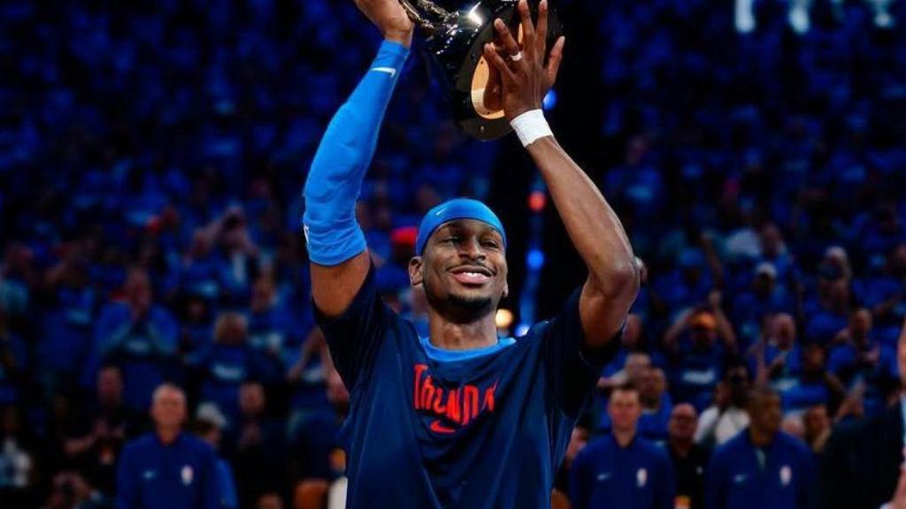 Shai Gilgeous-Alexander mostrando su trofeo de MVP de la NBA