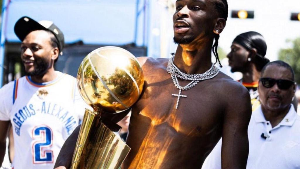 Shai Gilgeous-Alexander con el trofeo de campeón de la NBA