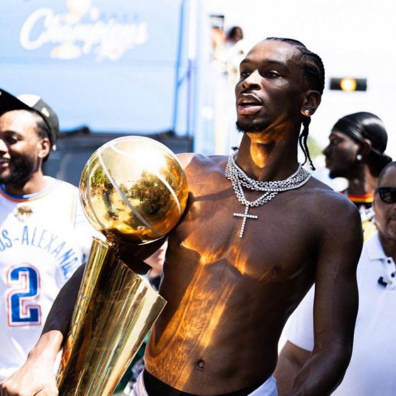 Shai Gilgeous-Alexander con el trofeo de campeón de la NBA