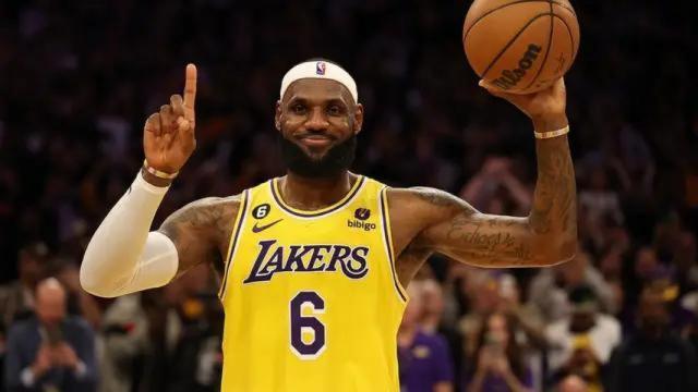 Lebron James celebra su coronación como el jugador de toda la historia de la NBA con más puntos
