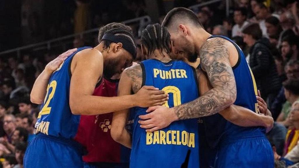 Los jugadores dek Barça de basket en una piña