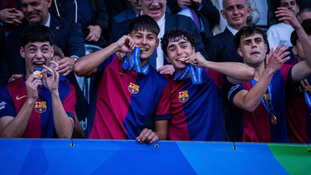 Los jugadores del Juvenil A del Barça celebran la conquista de la UEFA Youth League