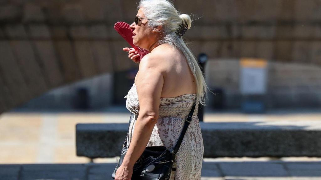 Una mujer se abanica durante la ola de calor