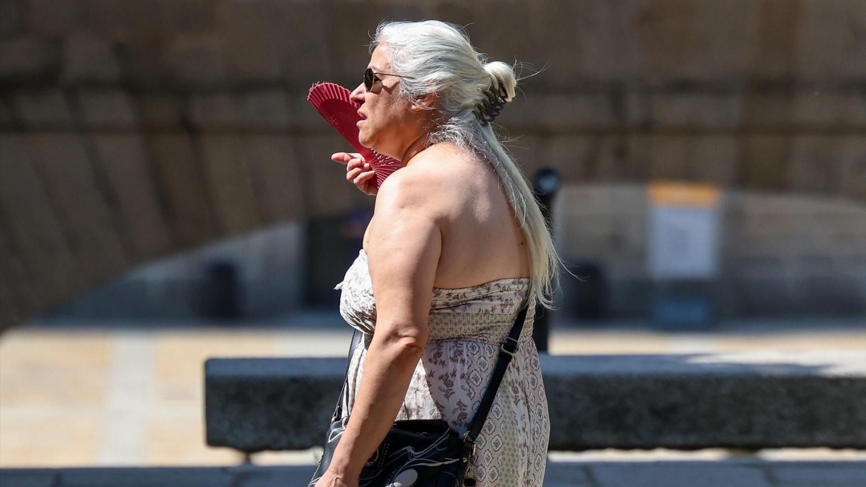 Una mujer se abanica durante una ola de calor