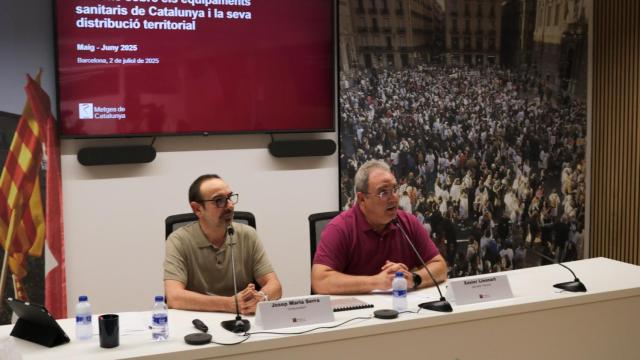 Josep Maria Serra, vicepresidente de Metges de Catalunya, y Xavier Lleonart, secretario general del sindicato, durante la presentación del informe sobre los equipamientos sanitarios, en la sede.