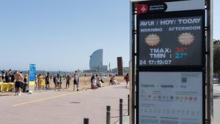 Aviso de calor en una marquesina en Barcelona