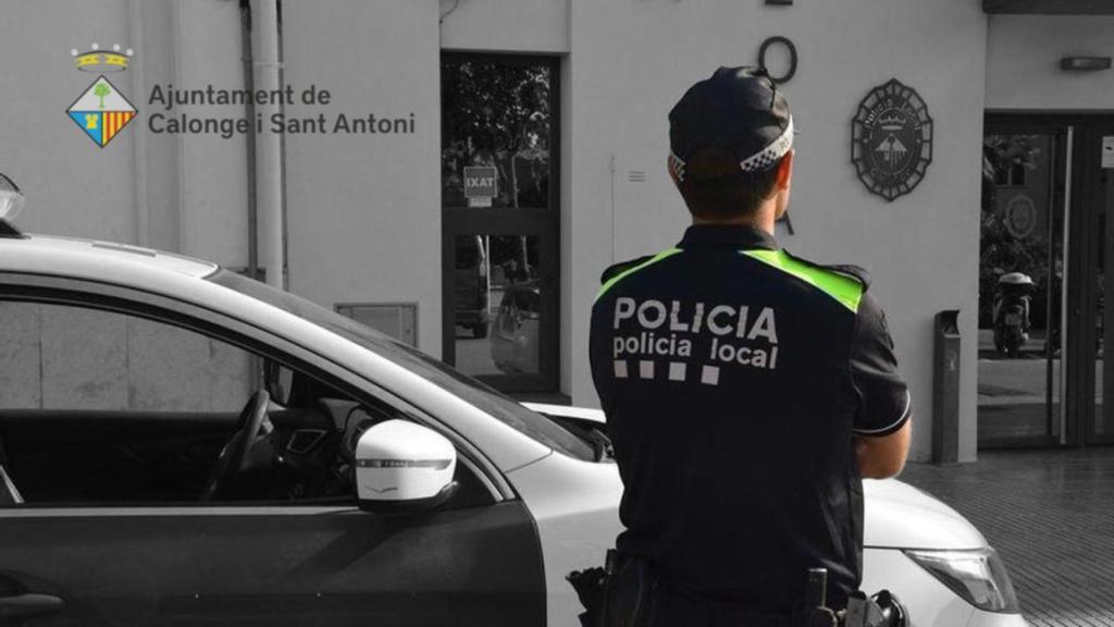 Un policía local de Calonge y Sant Antoni (Girona) donde se encuentra la finca con pisos okupados