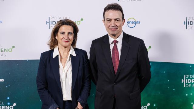El CEO de Enagás, Arturo Gonzalo Aizpir, y la vicepresidenta tercera y Ministra para la Transición Ecológica y el Reto Demográfico, Teresa Ribera