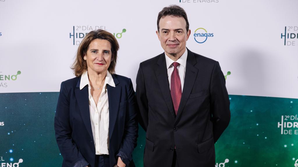 El CEO de Enagás, Arturo Gonzalo Aizpir, y la vicepresidenta tercera y Ministra para la Transición Ecológica y el Reto Demográfico, Teresa Ribera