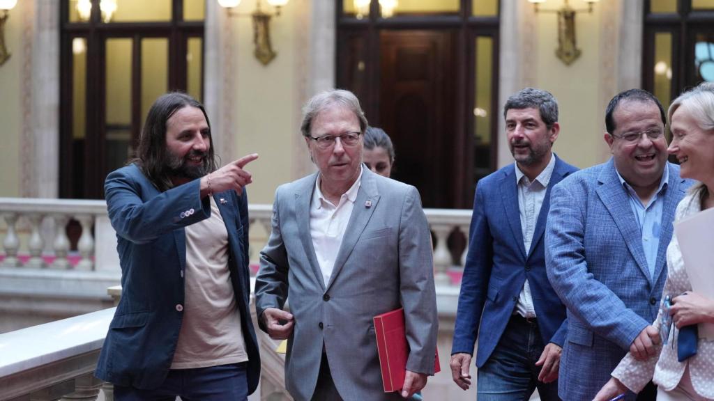 El diputado de ERC Jordi Albert; el presidente del Consell General de Cambres de Catalunya y presidente de la Cámara de Barcelona, Josep Santacreu; el diputado de Junts Joan Canadell y el diputado de ERC Joan Ignasi Elena llegan a la entrega de la propuesta de la Ley de Cámaras en el Parlament
