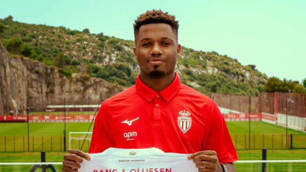 Ansu Fati luce la camiseta del Mónaco en el campo de entrenamiento