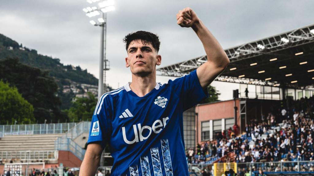 Álex Valle celebra un triomf del Como a la temporada 2024-25