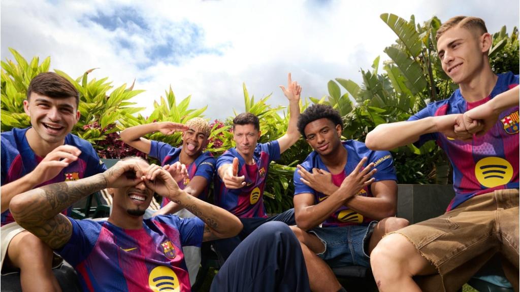 Los jugadores del Barça presentan la primera equipación de la temporada 2025-26