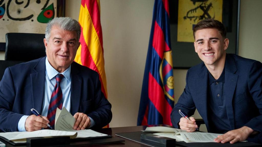 Gavi firma su renovación con el Barça junto al presidente Joan Laporta