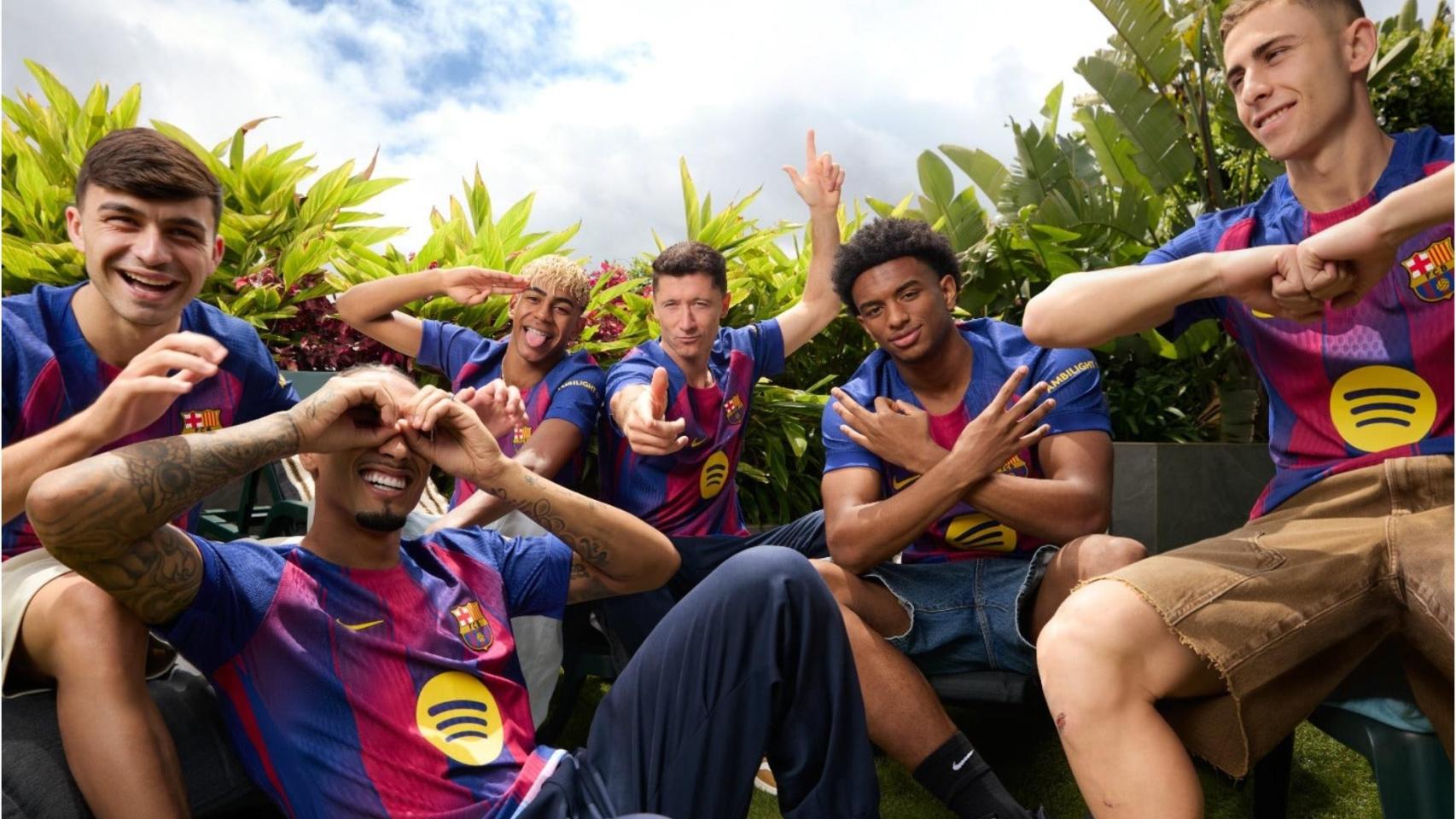 Los jugadores del Barça presentan la primera equipación de la temporada 2025-26