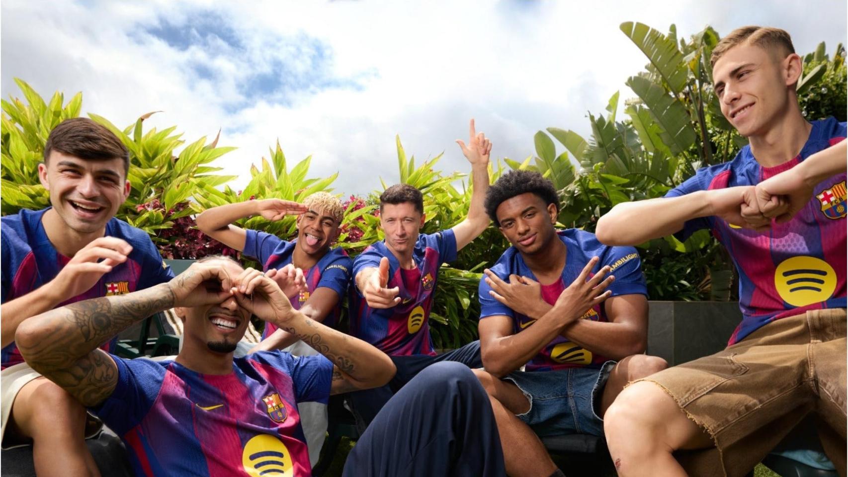 Los jugadores del Barça presentan la primera equipación de la temporada 2025-26