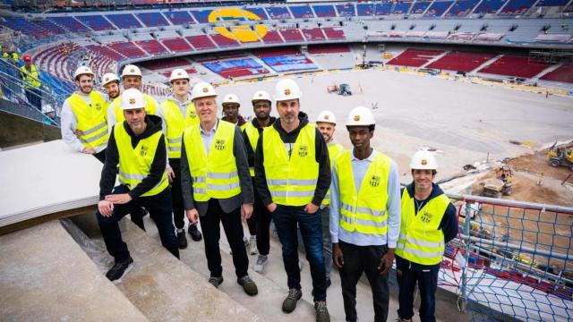 Los jugadores del Barça de basket, Joan Peñarroya, Josep Cubells y Juan Carlos Navarro visitan las obras del nuevo Camp Nou