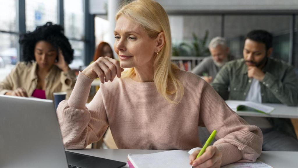 Personas adultas en aula: la formación continua es clave para no quedarse atrás en el mercado laboral