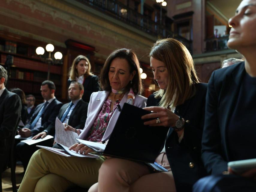 Ana Botín repasa sus notas en el acto celebrado en Bruselas