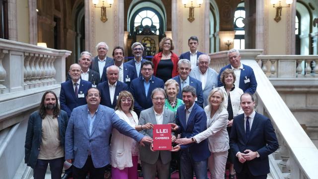 Representantes de las cámaras catalanas y de los grupos políticos que han apoyado el texto de la nueva ley
