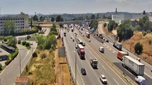 Vista de la AP-7 con un carril cortado entre Sant Cugat del Vallès y Cerdañola, en imagen de archivo.
