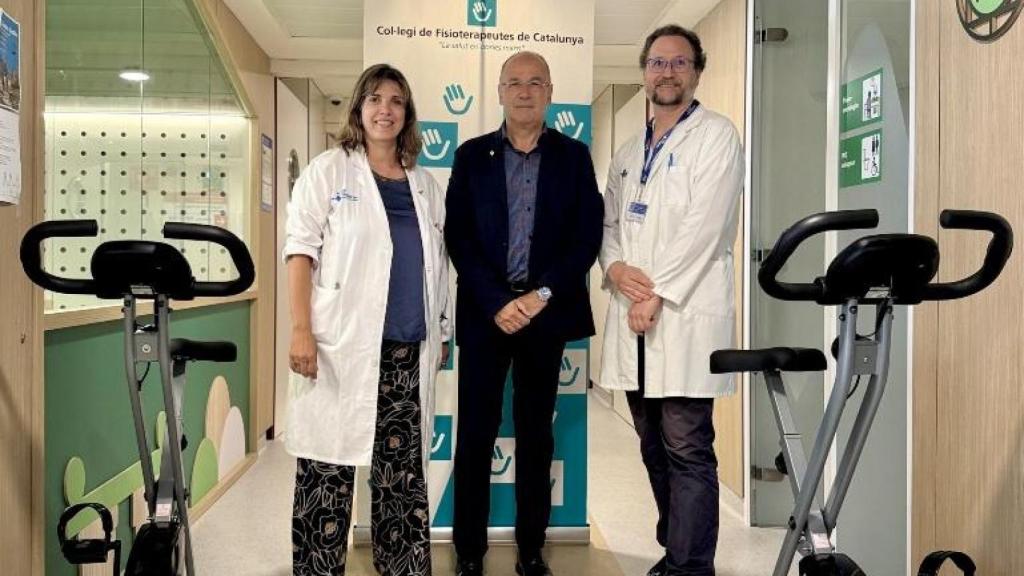 De izq. a dcha., Judith Sánchez-Raya, jefa del Servicio de Medicina Física y Rehabilitación, junto a Ramón Aiguadé, decano del Colegio de Fisioterapeutas de Cataluña, y Lucas Moreno, jefe del Servicio de Oncología y Hematología Pediátrica, en la entrega del material en el Hospital Vall d'Ebron.