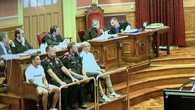 En el banquillo de los acusados: Daniel Díaz Mora (izquierda) y Sergio Gutiérrez Martín (derecha) entre dos agentes de los Mossos d'Esquadra